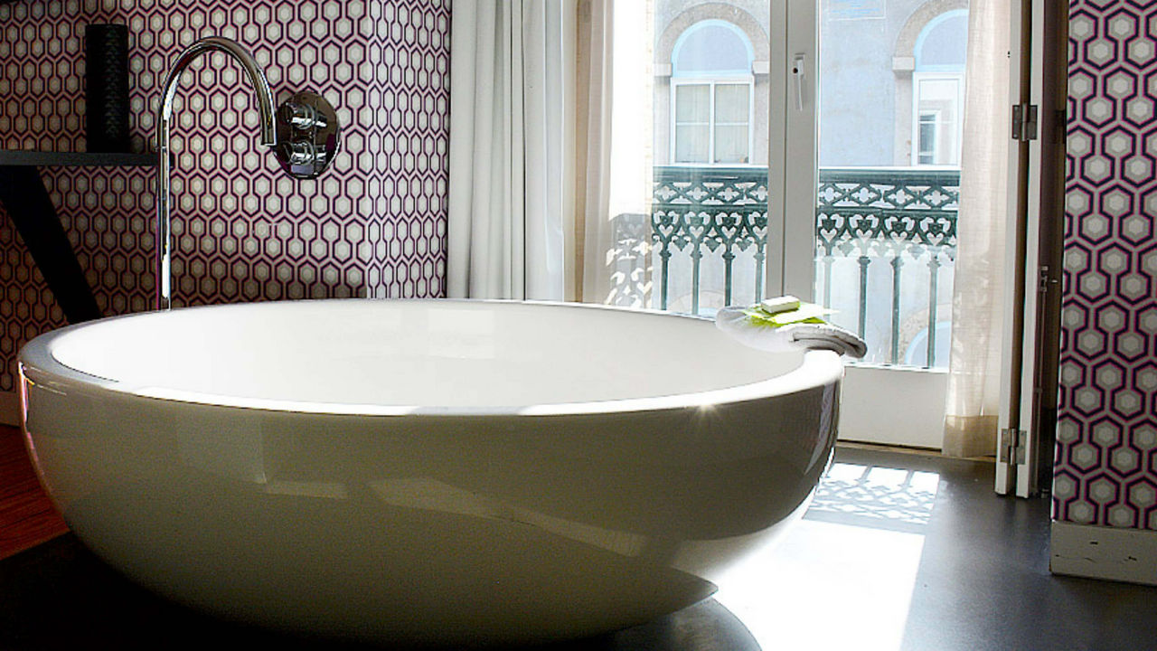 Inspira Santa Marta Hotel bedroom with bathtub next to window