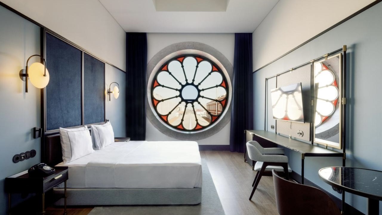 The Editory Riverside bedroom with stained glass window